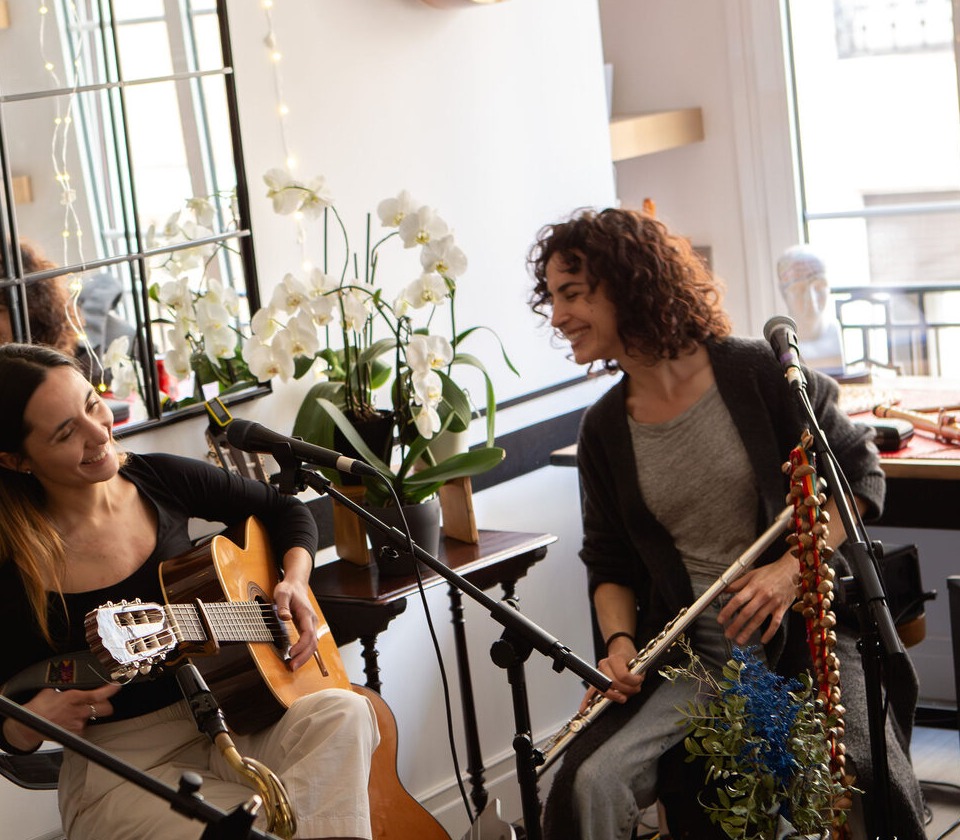 Comunidad compartiendo música en un Laboratorio de Casa Corah
