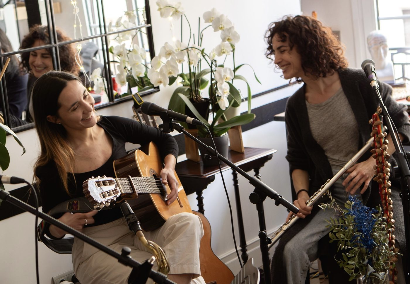 Dos artistas compartiendo un momento de música en Casa Corah