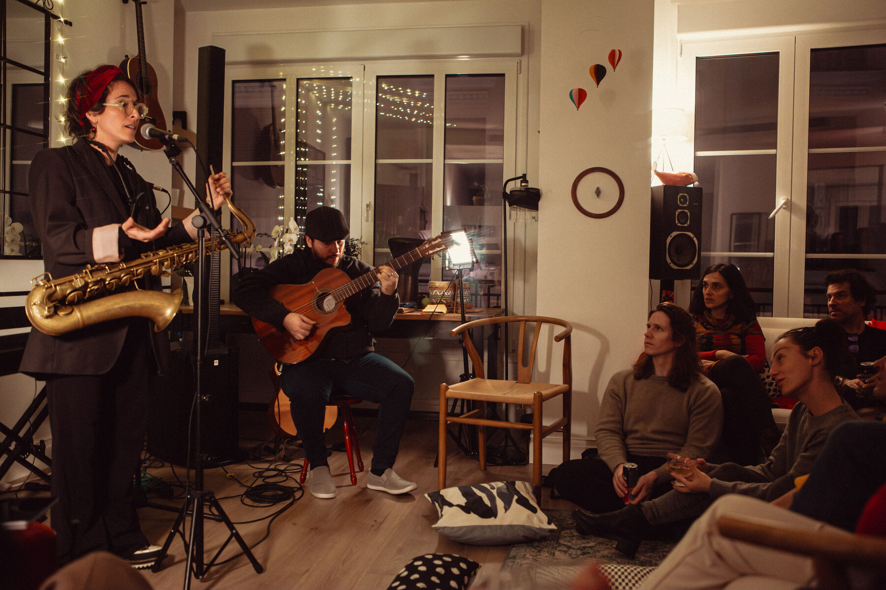 Dúo tocando en vivo en un Encuentro Casa Corah