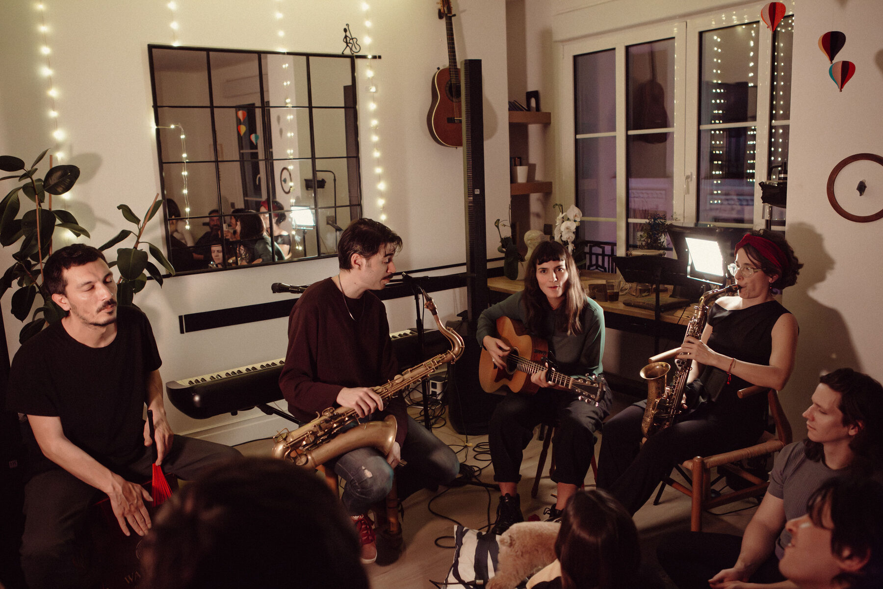 Ensamble en vivo durante un Encuentro Casa Corah