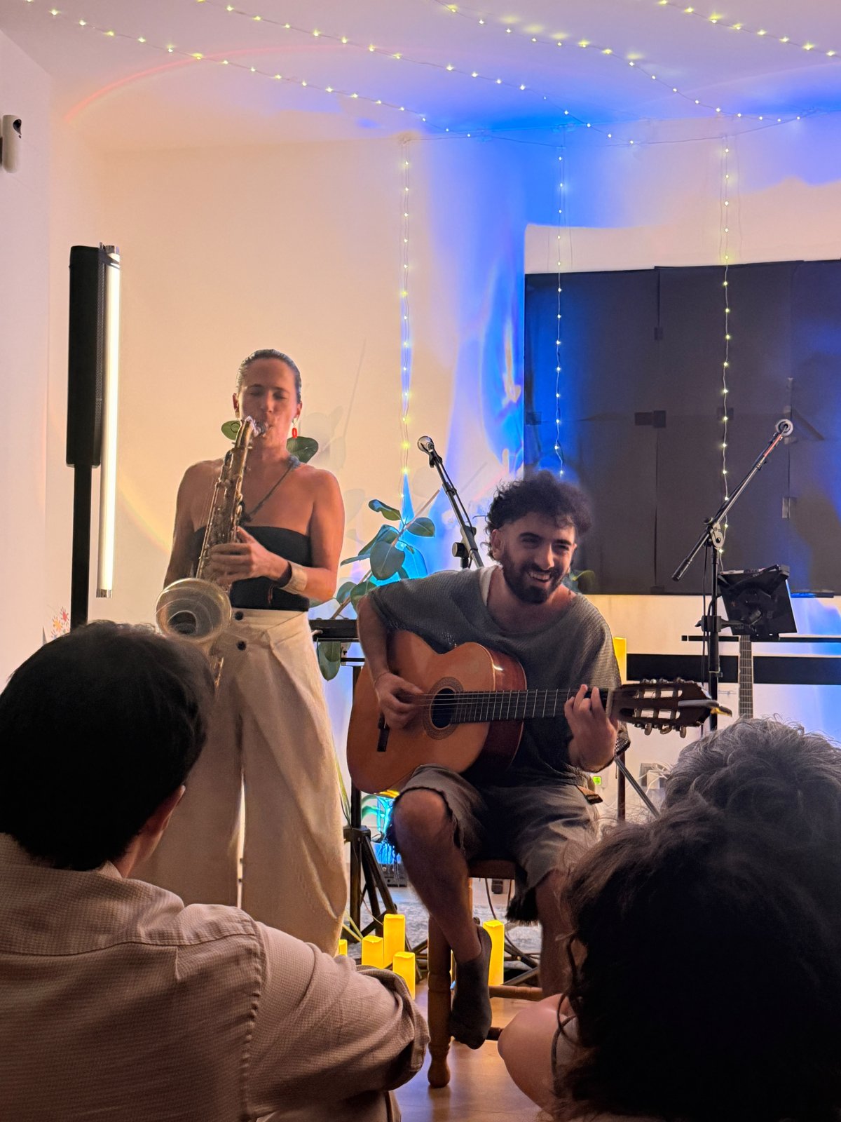 Dúo de saxofón y guitarra en un Encuentro Casa Corah