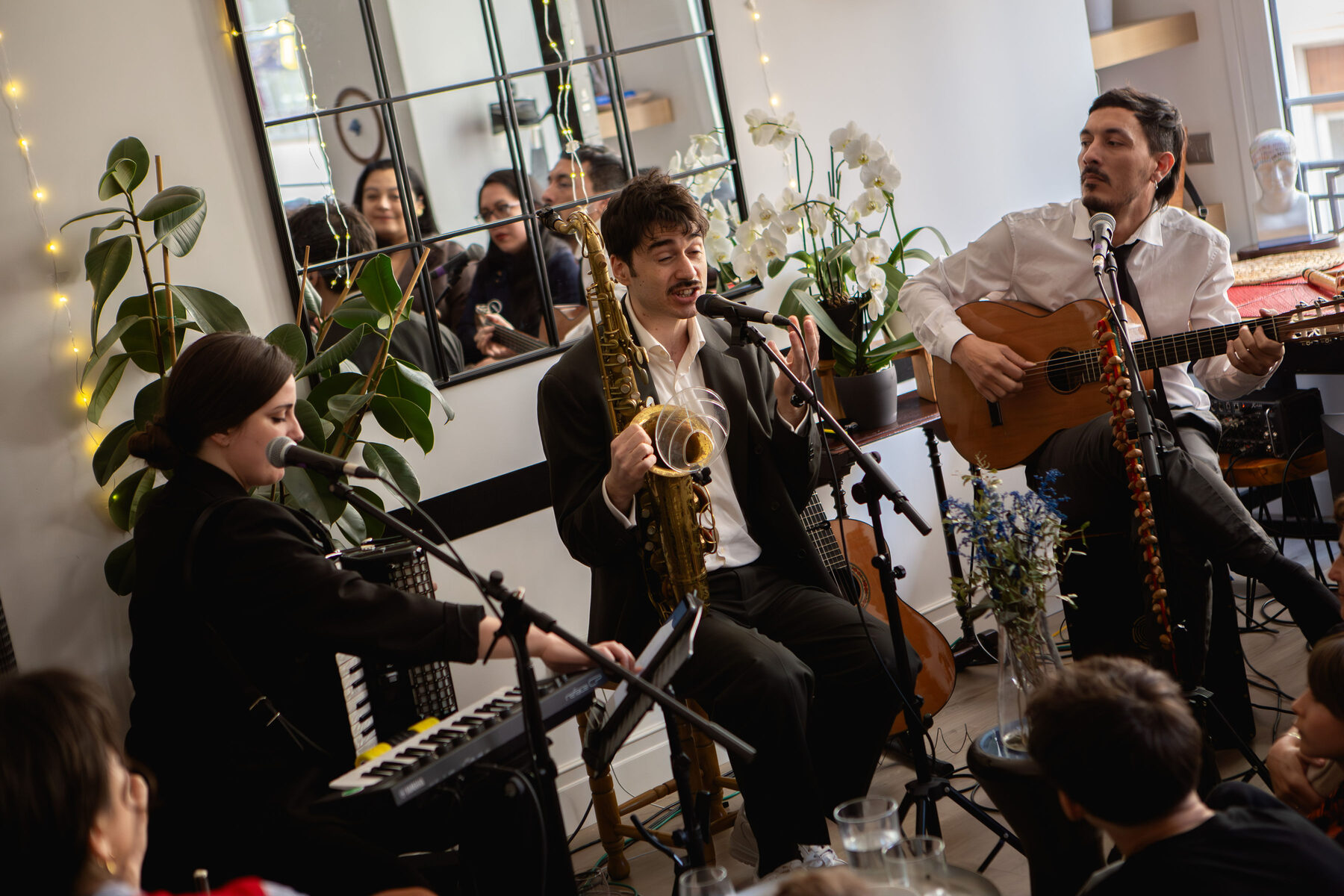 Ensamble en vivo en un Encuentro Casa Corah