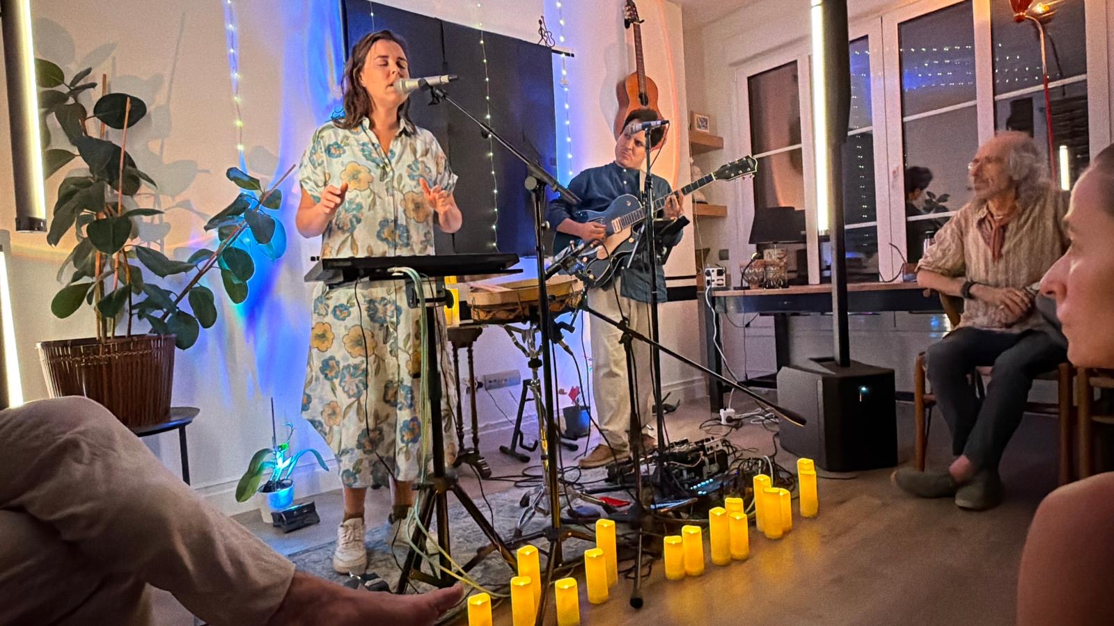 Dúo en vivo junto a velas en un Encuentro Casa Corah