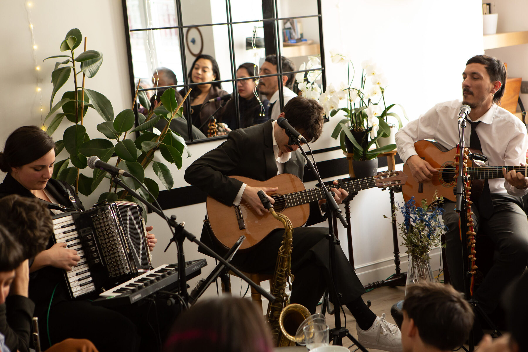 Ensamble en vivo en un Encuentro de Casa Corah