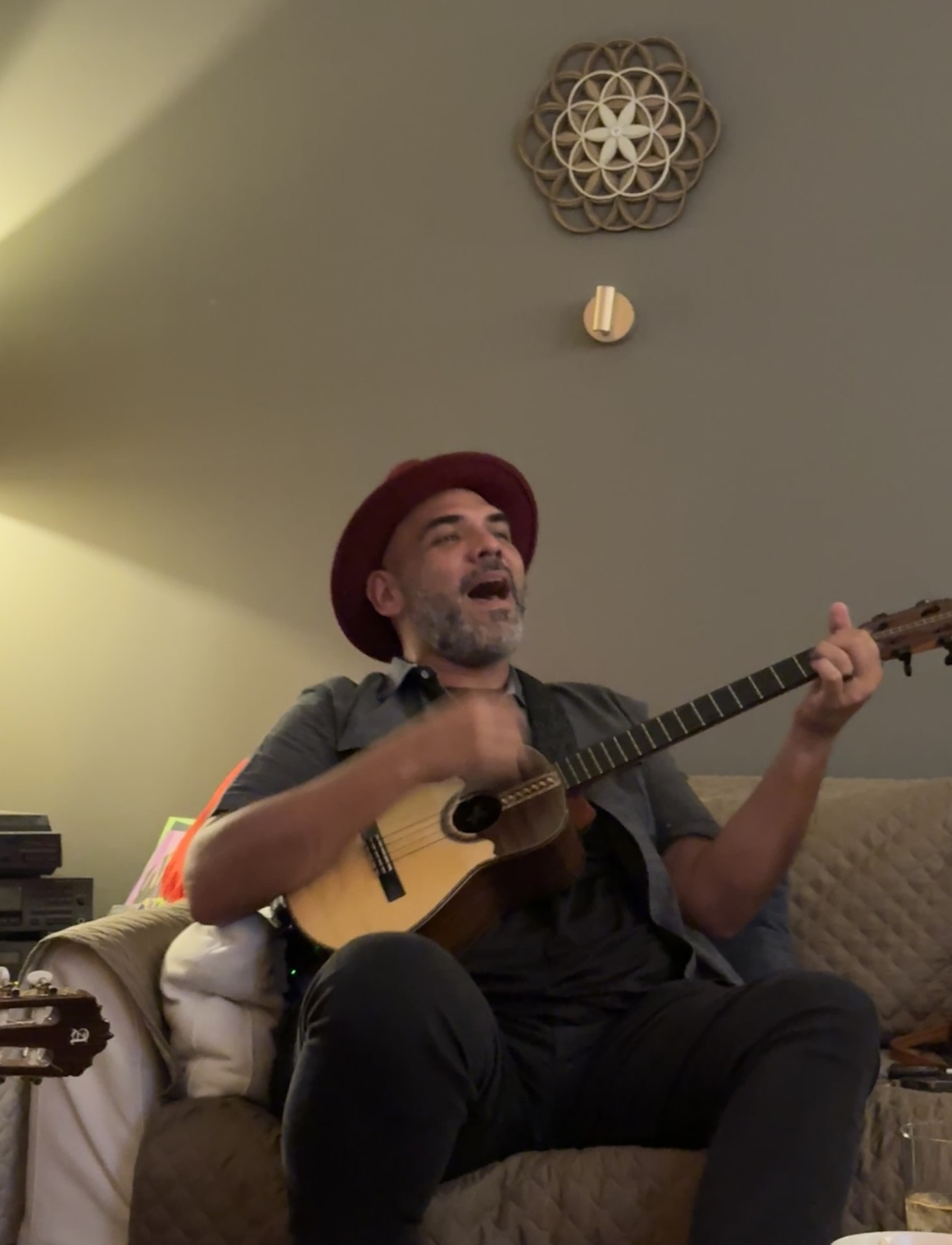 Voz y guitarra en una Ronda de Casa Corah