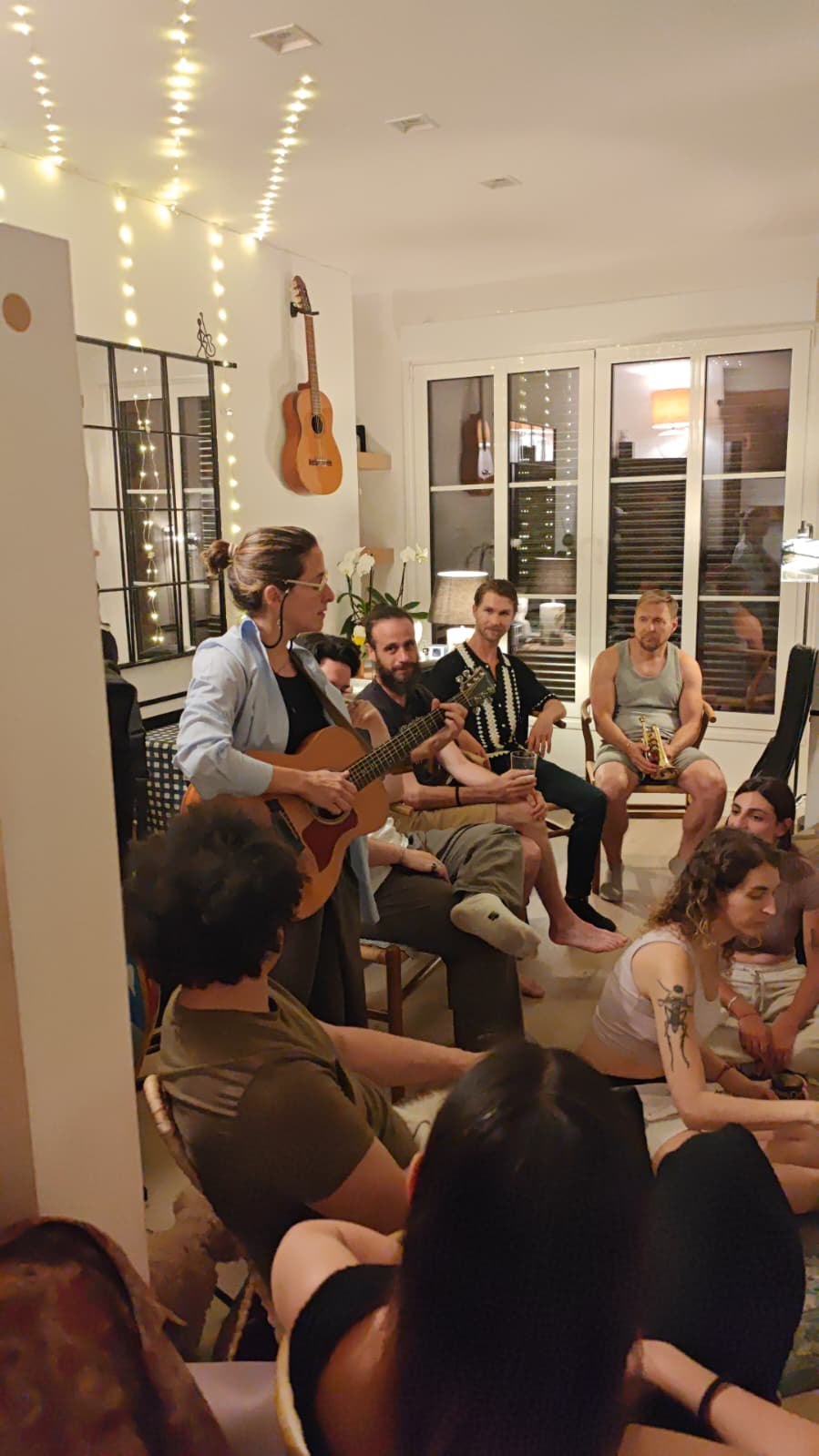 El grupo escuchando a quien toca en una Ronda de Casa Corah