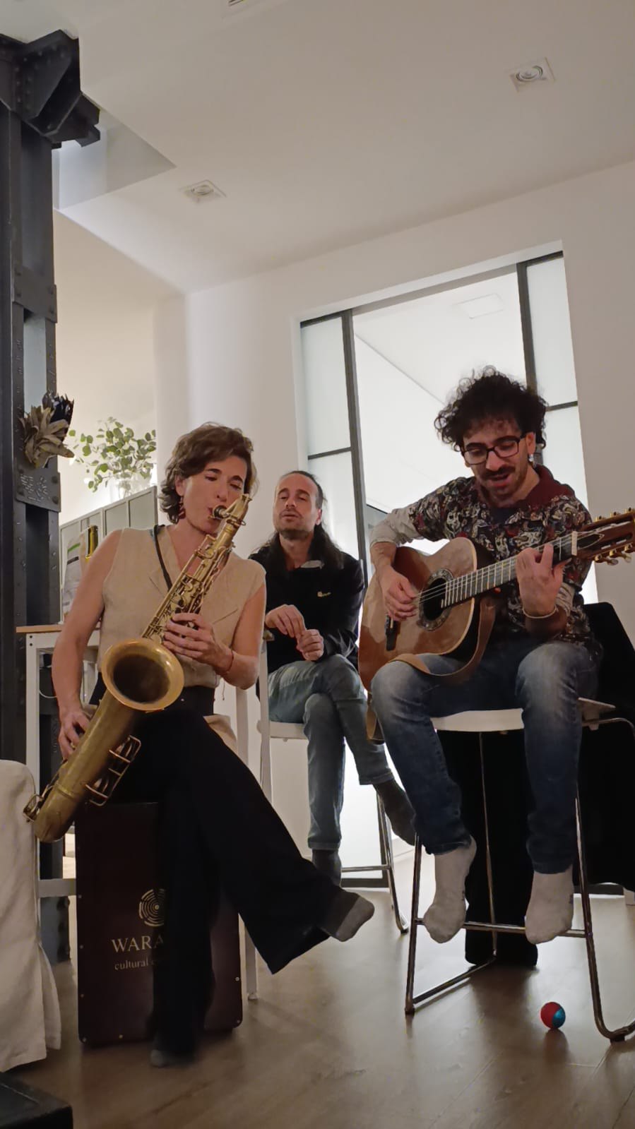 Trío de saxofón y guitarra en una Ronda de Casa Corah